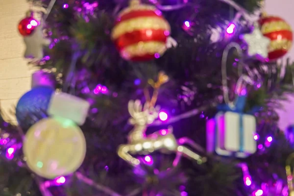 圣诞节模糊的背景 在家庭圣诞树上的发光和装饰装饰品 — 图库照片