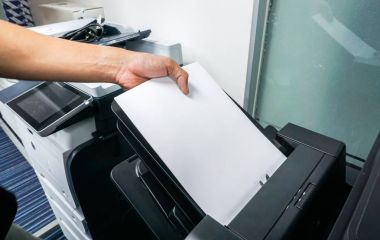 office yazıcı tepsisine kağıt levha koymak adam kapatın