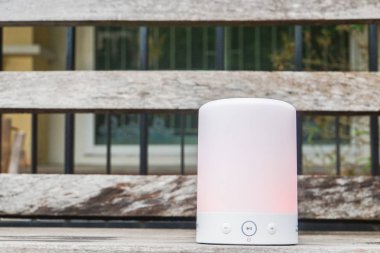 ahşap masa üzerinde kırmızı renkte Led ışık ile taşınabilir radyo sözcü yukarıya kapatmak