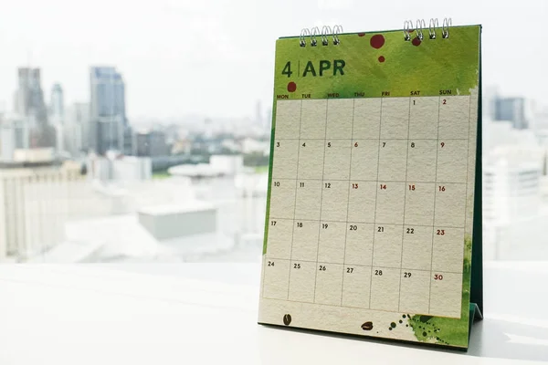 Απομονωμένη Δημιουργικό Σχεδιασμό Ημερολόγιο Απριλίου Στο Γραφείο Για Υπενθύμιση Ραντεβού — Φωτογραφία Αρχείου