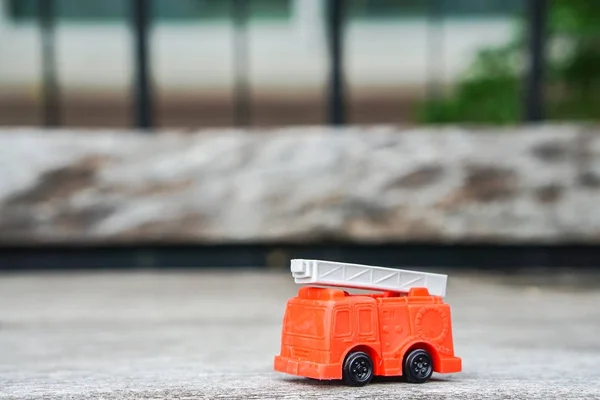 赤い電気およびユーティリティ サービス トラック モデルのおもちゃの子供のための木製の床に — ストック写真