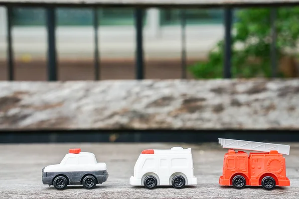 パトカー 救急車や電気 木質系床の子供のためのユーティリティ サービス トラックの玩具モデル — ストック写真