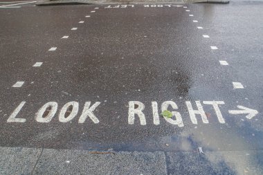 sağ ve sol beton yolda bakmak için oturum açın