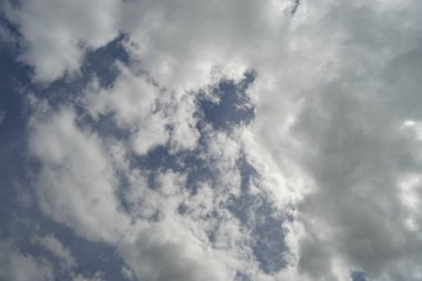 yağmurlu ve fırtınalı bir günde bulutlu gökyüzü