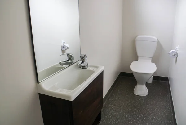 面盆水龙头和白色马桶在干净的浴室 — 图库照片