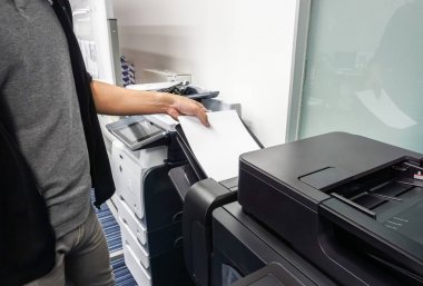 işadamı belgeleri yazdırmak için office yazıcı tepsisine kağıt levha koymak