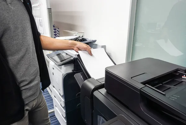 Geschäftsmann Legte Papierbogen Büro Druckerfach Zum Drucken Von Dokumenten — Stockfoto