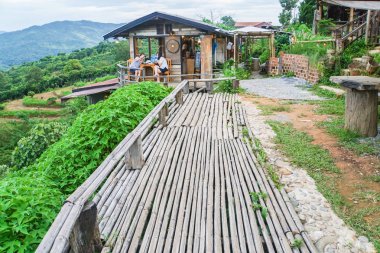 Nan Tayland'da 8 Ekim 2017 alınan dağ tepe Cafe'de insanlar zevk almak