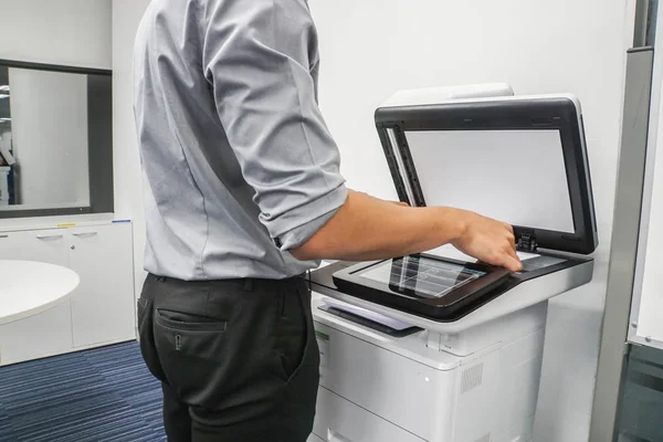 Empresário Imprensa Folha Papel Impressora Para Copiar Digitalizar Documentos — Fotografia de Stock