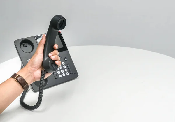 Sabit Telefon Konferans Toplantı Için Ofiste Adam Tutun Kulaklığı Kapatın — Stok fotoğraf