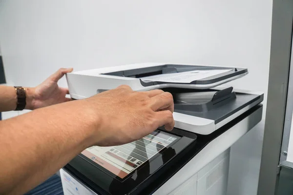 Primer Plano Hombre Negocios Prensa Impresora Oficina Para Copiar Escanear — Foto de Stock