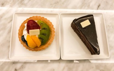 meyve tart ve parça çikolatalı kek tatlı Dükkanı mermer tablo