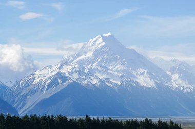 parlak güneş ışığı ile Cook dağ tepe üzerinde beyaz kar