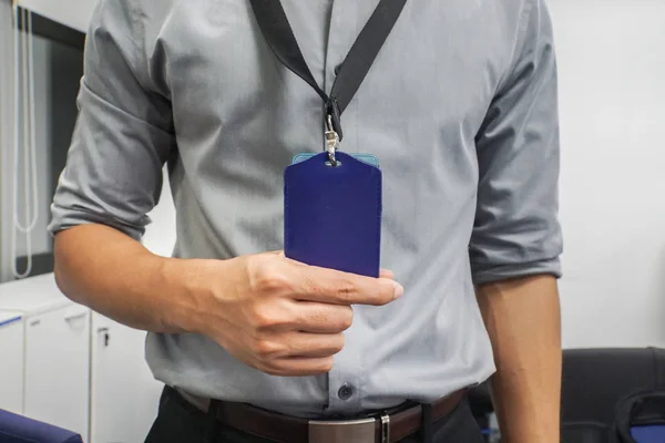 işadamı gri gömlek ile yakından tutun boyun şirket rozet ofiste