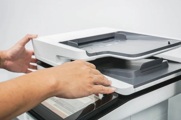 Close Man Gunakan Multi Fungsional Printer Kantor Untuk Bekerja — Stok Foto