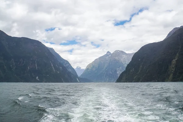Närbild Havets Vågor Med Skum Segling Båten Med Mountain Bakgrund — Stockfoto