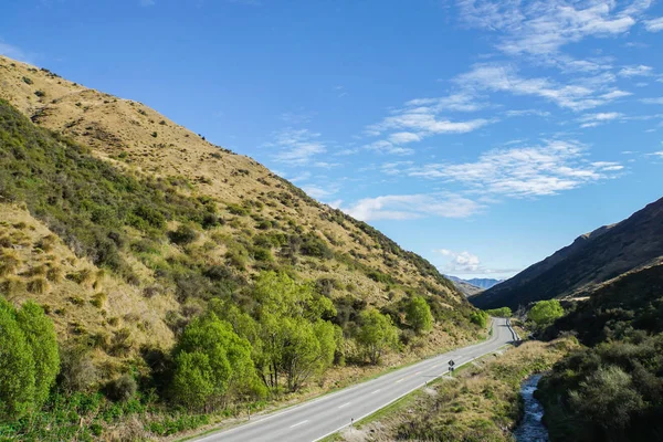 Betonowe Drogi Wzdłuż Zielone Wzgórza Nowej Zelandii Road Trip — Zdjęcie stockowe