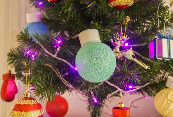 装饰圣诞树上的绿色纱线球灯泡 — 图库照片
