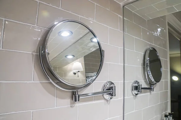 Στρογγυλή Κρέμονται Καθρέφτη Στον Τοίχο Της Τουαλέτας Για Τις Γυναίκες — Φωτογραφία Αρχείου