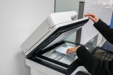 işkadını belgeleri tarama ve ofiste kopyalama için yazıcıda koymak yukarıya kapatmak