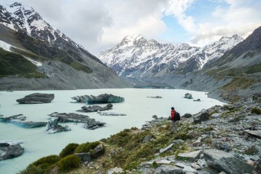 adam yürüyüş kışın güzel Mt. Cook için
