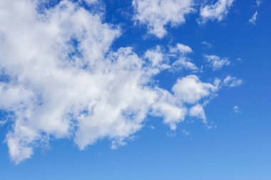 doğa arka plan - yaz aylarında açık mavi gökyüzünde büyük beyaz bulutlar