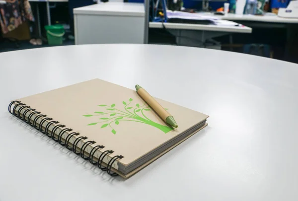 Notebook Eco Friendly Com Caneta Mesa Escritório — Fotografia de Stock