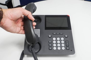 işadamı Hook Up müşterilerine seslendiğini IP telefonu kapatın