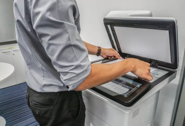 işadamı yakından Office önemli ve gizli belgeleri taramak için yazıcı kullanın