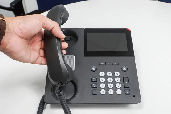 Fechar Empresário Fora Gancho Telefone Chamando Para Clientes — Fotografia de Stock