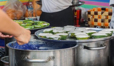 tüccar hazırlamak taze Tay puding tatlısı tepesi Hindistan cevizi ile