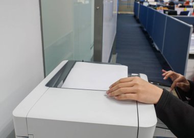 seçici odak iş kadın el kullanımı office yazıcı kopyalama ve önemli belgeleri tarama