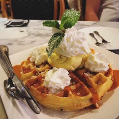 vanilyalı dondurma waffle üzerine krem şanti ile pişmiş