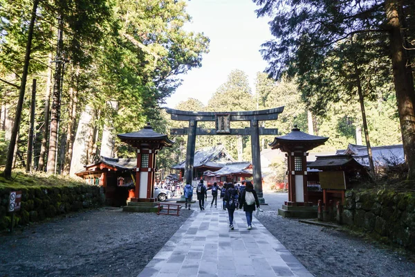 Mensen gaan naar het heiligdom in de streek van de erfenis van de wereld in Nikko genomen op — Stockfoto