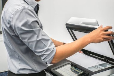 işadamı gri gömlek ile Office önemli ve gizli belgeleri taramak için yazıcı kullanın