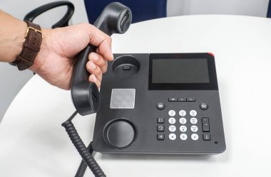 tabloda sol seslendiğini için el ile izlemek tutmak yakışıklı bir IP telefon giyen işadamı kapatmak