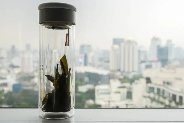 Сушеные Чайные Листья Вакуумной Бутылке — стоковое фото