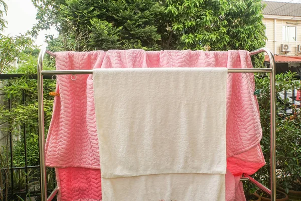 Torr Vit Handduk Och Rosa Filt Efter Tvätt Solen Rostfritt — Stockfoto