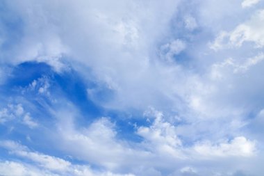 derin mavi gökyüzü ile Yeni Zelanda beyaz formanın bulutlarda sonbahar