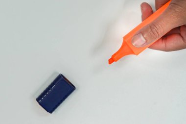 izole kadın el için turuncu vurgulanan kalemiyle vurgulamak önemli konu