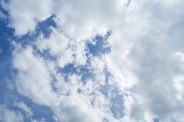 doğa arka plan mavi gökyüzünde koca bulutlar