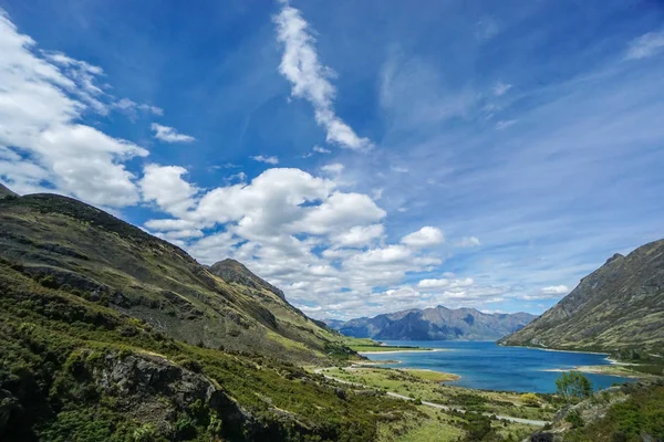 Yeni Zelanda hill ve dağ silsilesi derin mavi göl güneşli gün ile peyzaj