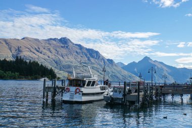 Queenstown / Yeni Zelanda - 31 Ekim 2017: yolcu tur tekne float Gölü liman,
