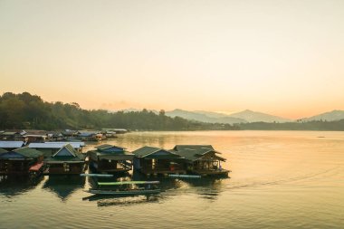 Sangklaburi / Kanchanaburi - 23 Aralık 2017: kayan nehir gündoğumu ile evde