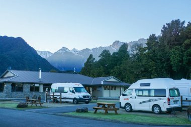 Tekapo / Yeni Zelanda: 3 Kasım 2017: eğlence araç park Hotel'de pil şarj için