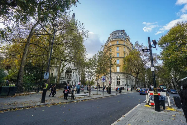 London November 2017 Menschen Stehen Fußweg Zum Überqueren Der Straße — Stockfoto