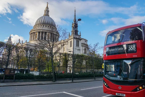 Londra Ngiltere Kasım 2017 Yakın Kırmızı Londra Otobüs 388 Durağında — Stok fotoğraf