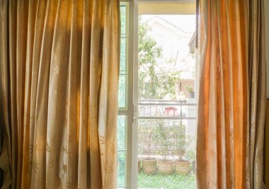 bej perdeyi evde sürgülü kapı kapat