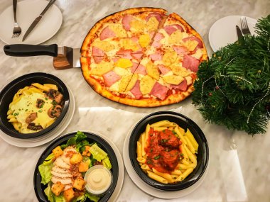 Hawaii tava pizza, köfte penne ve Sezar salatası restoranda Üstten Görünüm