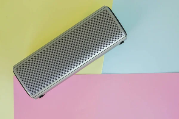 Tutup Pengeras Suara Bluetooth Portabel Pada Latar Belakang Pastel — Stok Foto